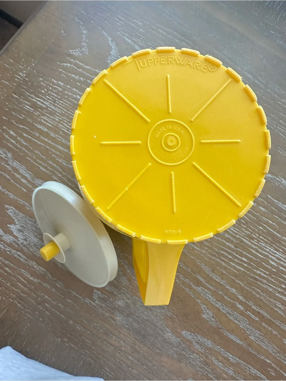 Tupperware Harvest Gold 2 quart pitcher